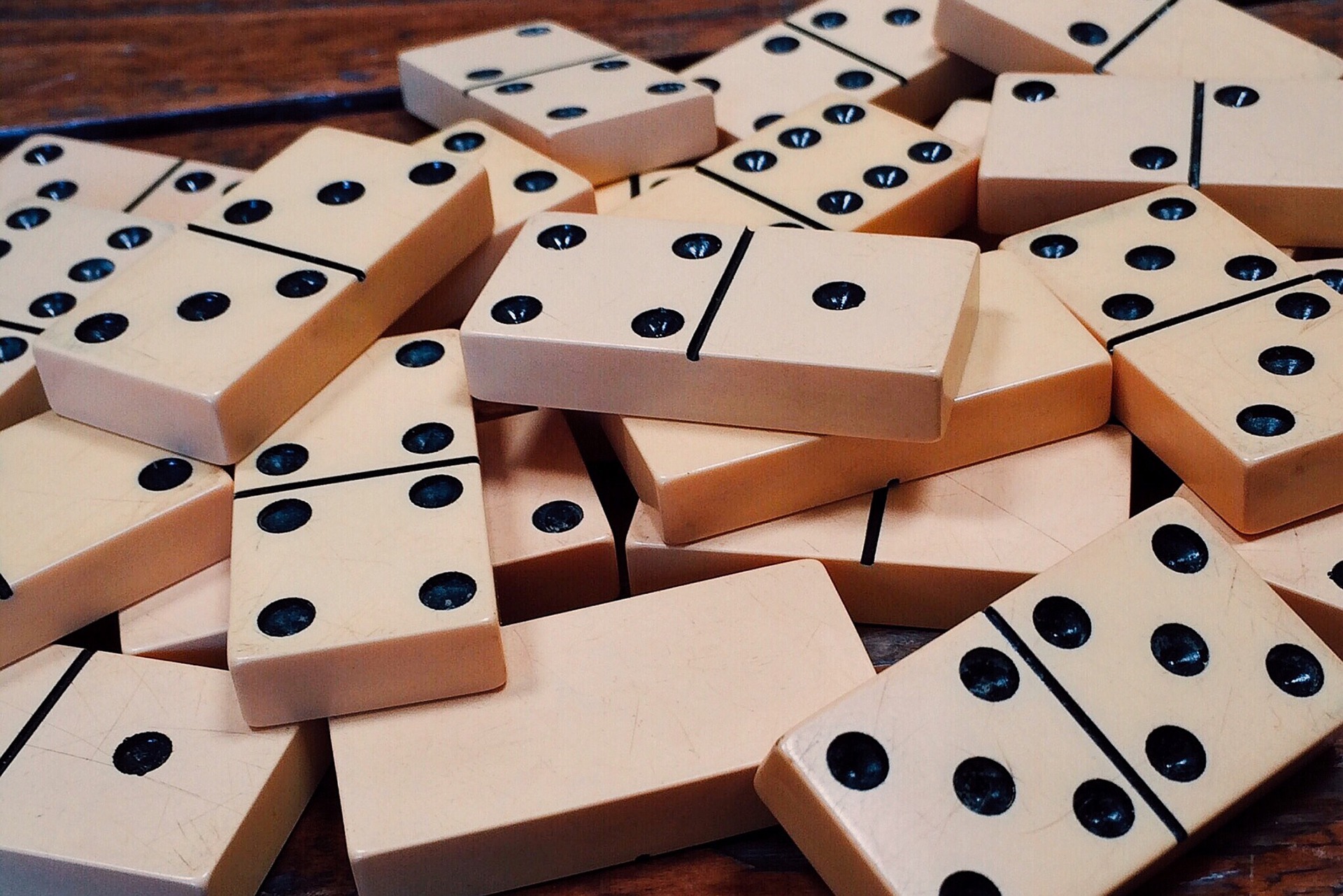 play dominoes game